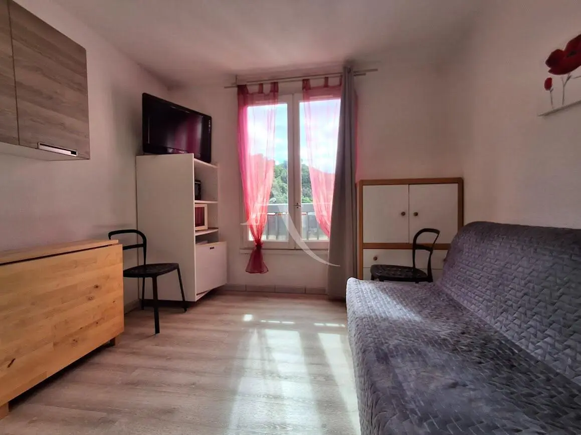 Obývací pokoj; dřevěná podlaha, přirozené světlo, moderní styl, vysoké stropy