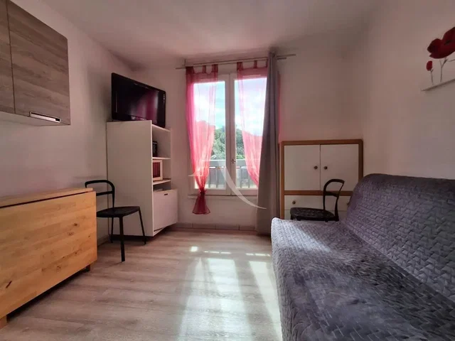 Obývací pokoj; dřevěná podlaha, přirozené světlo, moderní styl, vysoké stropy