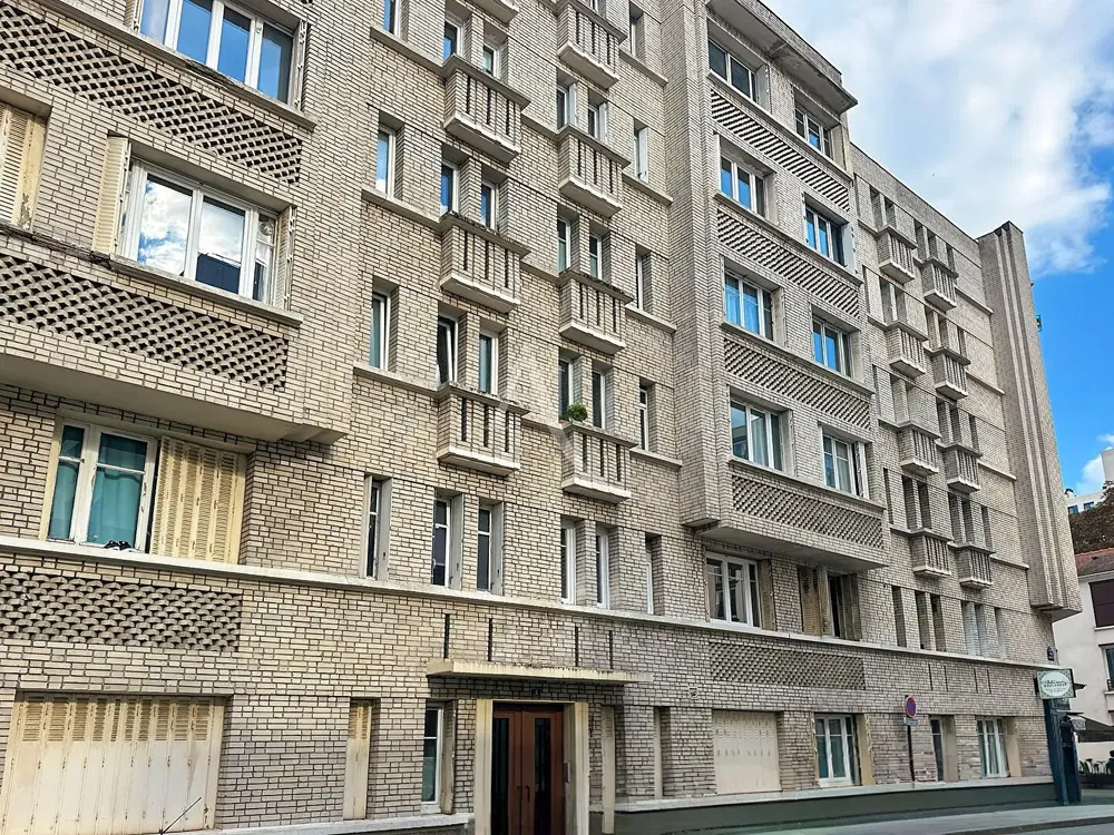 Soggiorno; pavimento in legno, luce naturale, stile moderno, soffitti alti