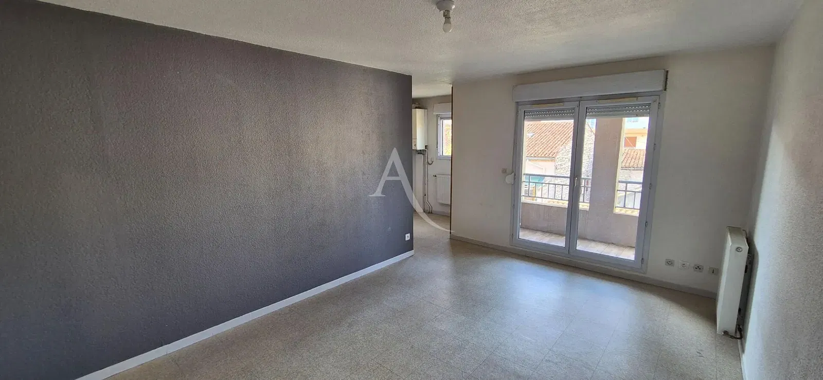 Dnevna soba; drveni pod, prirodno svjetlo, moderni stil, visoki plafoni