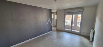 Dnevna soba; drveni pod, prirodno svjetlo, moderni stil, visoki plafoni