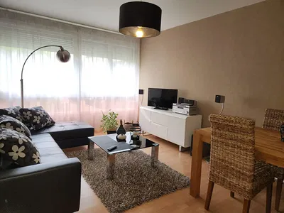 Дневна соба; дрвени под, природно светло, модерни стил, високи плафони