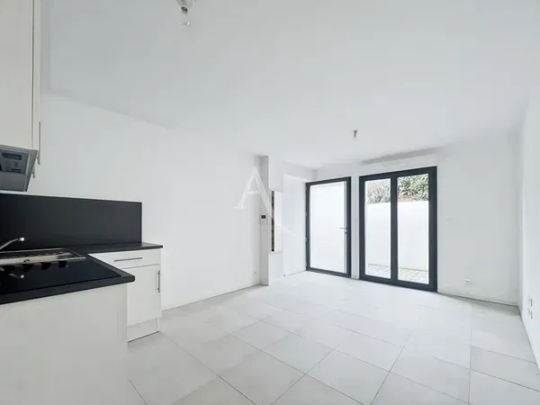 Σαλόνι; ξύλινο πάτωμα, φυσικό φως, μοντέρνο στυλ, ψηλά ταβάνια