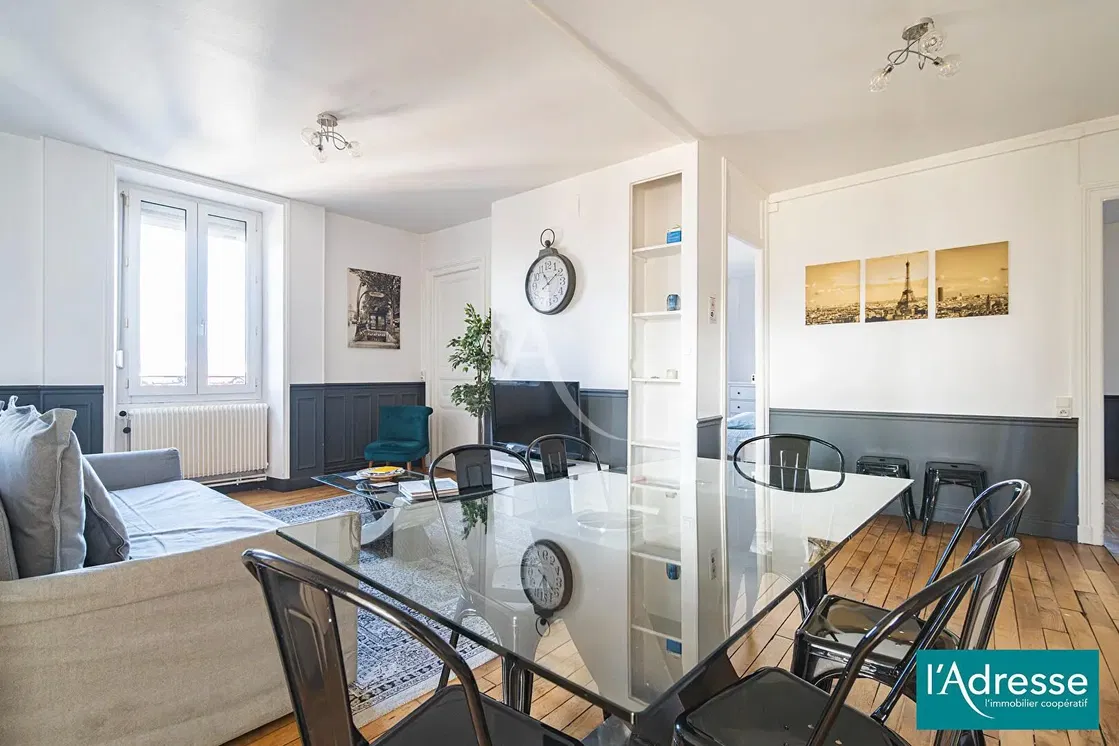 Dnevna soba; drveni pod, prirodno svjetlo, moderni stil, visoki plafoni