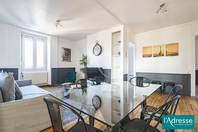 Wohnzimmer; holzboden, tageslicht, moderner stil, hohe decken