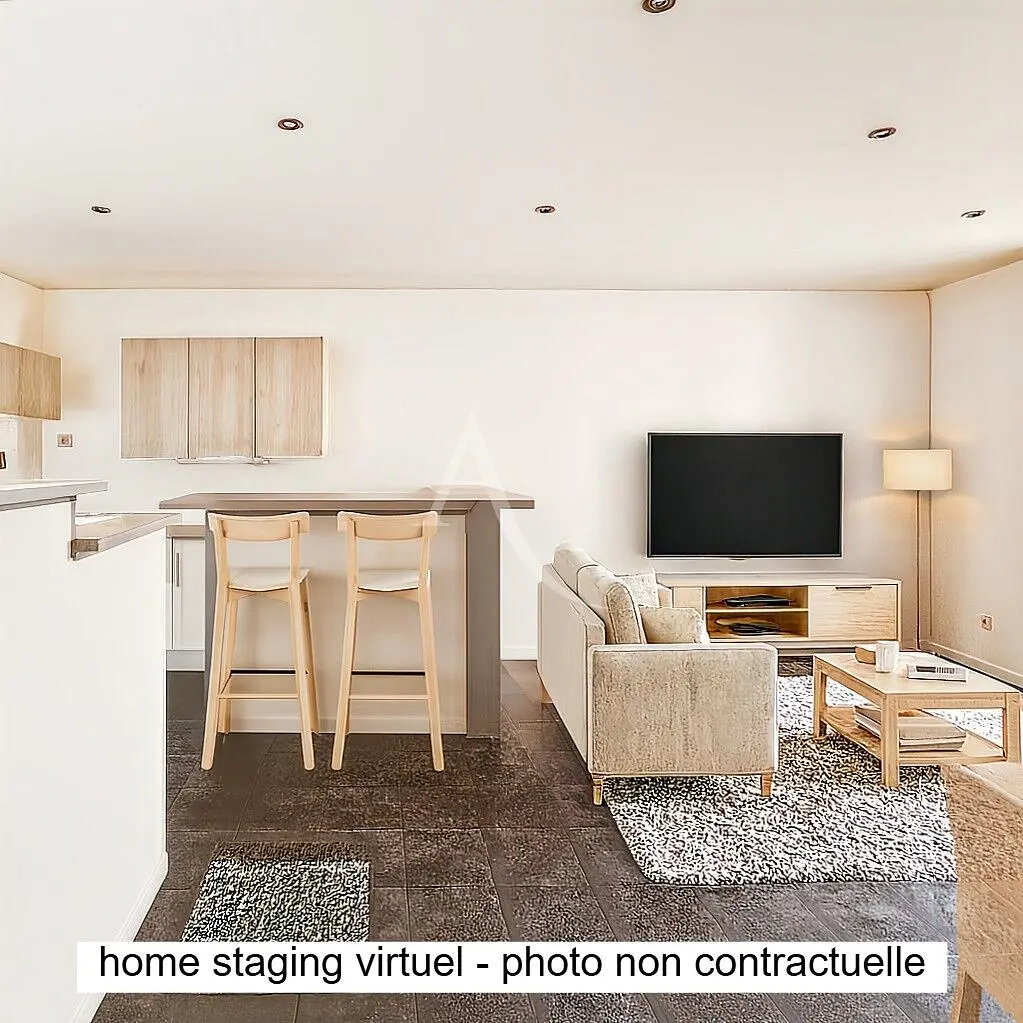 Дневна соба; дрвени под, природно светло, модерни стил, високи плафони