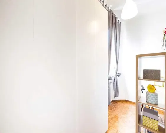 Σαλόνι; ξύλινο πάτωμα, φυσικό φως, μοντέρνο στυλ, ψηλά ταβάνια