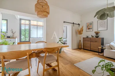 Salon; podłoga drewniana, światło dzienne, styl nowoczesny, wysokie sufity