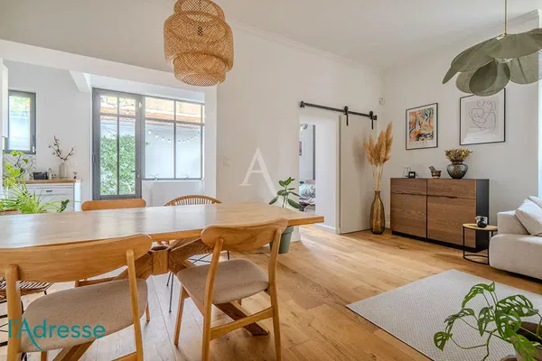 Хол; дървен под, естествена светлина, модерен стил, високи тавани