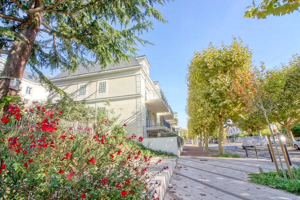 Дневна соба; дрвени под, природно светло, модерни стил, високи плафони