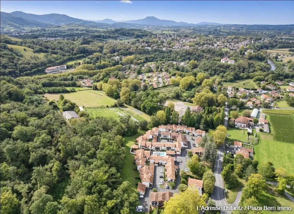 Kuchnia; sprzęt kuchenny, podłoga drewniana, światło dzienne, styl nowoczesny, wyremontowany