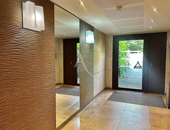 Дневна соба; дрвени под, природно светло, модерни стил, високи плафони