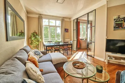 Дневна соба; дрвени под, природно светло, модерни стил, високи плафони