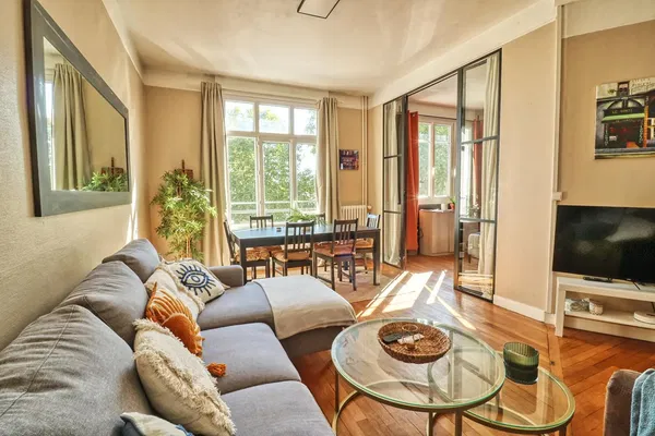 Дневна соба; дрвени под, природно светло, модерни стил, високи плафони