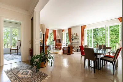 Salón; suelo de madera, luz natural, estilo moderno, techos altos