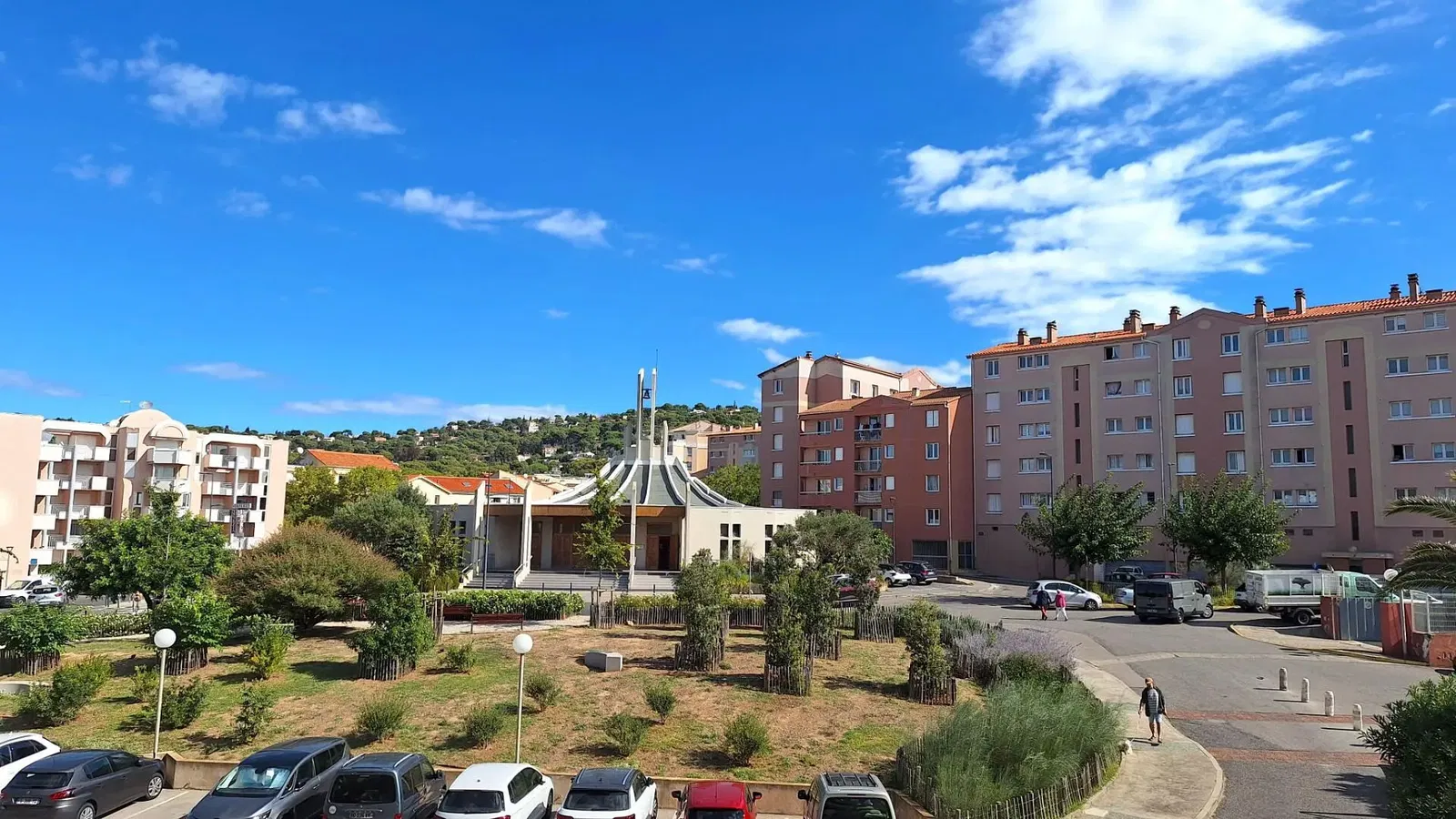 Дневна соба; дрвени под, природно светло, модерни стил, високи плафони