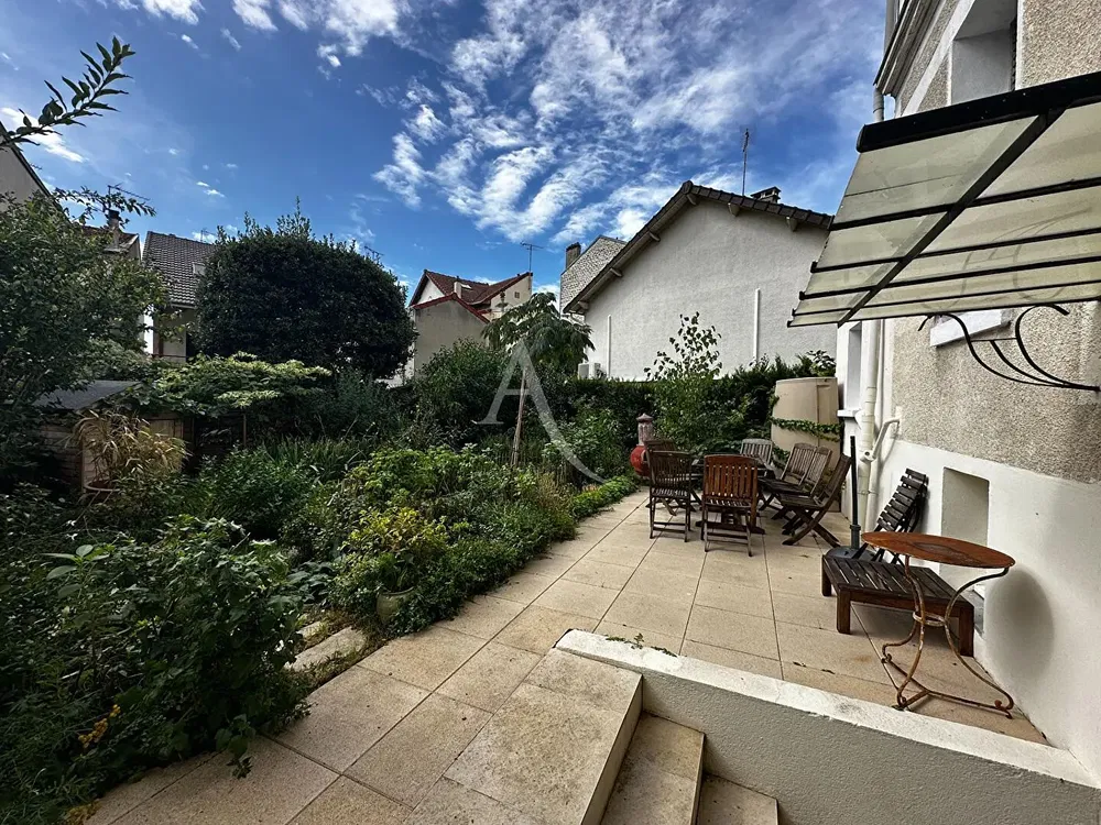 Дневна соба; дрвени под, природно светло, модерни стил, високи плафони