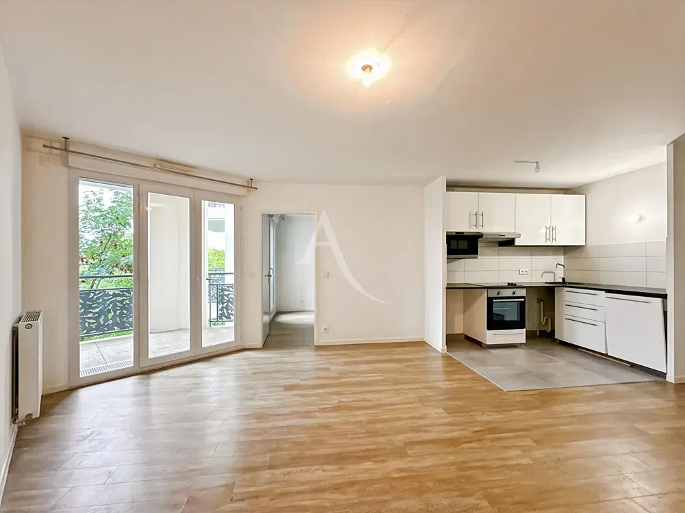 Дневна соба; дрвени под, природно светло, модерни стил, високи плафони