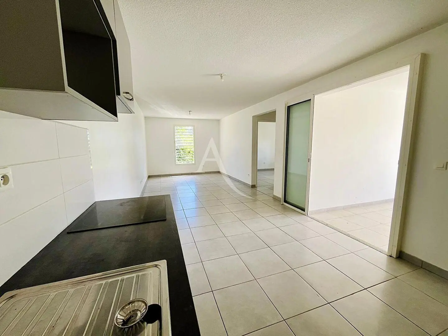 Oturma odası; ahşap zemin, doğal ışık, modern stil, yüksek tavan