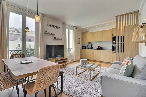 Salón; suelo de madera, luz natural, estilo moderno, techos altos