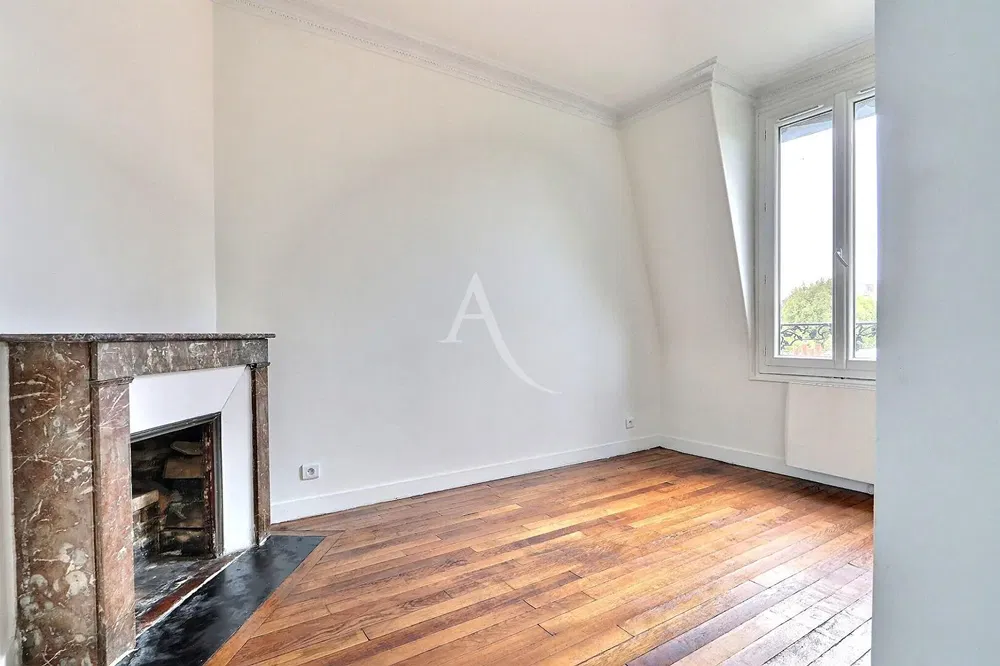 Дневна соба; дрвени под, природно светло, модерни стил, високи плафони