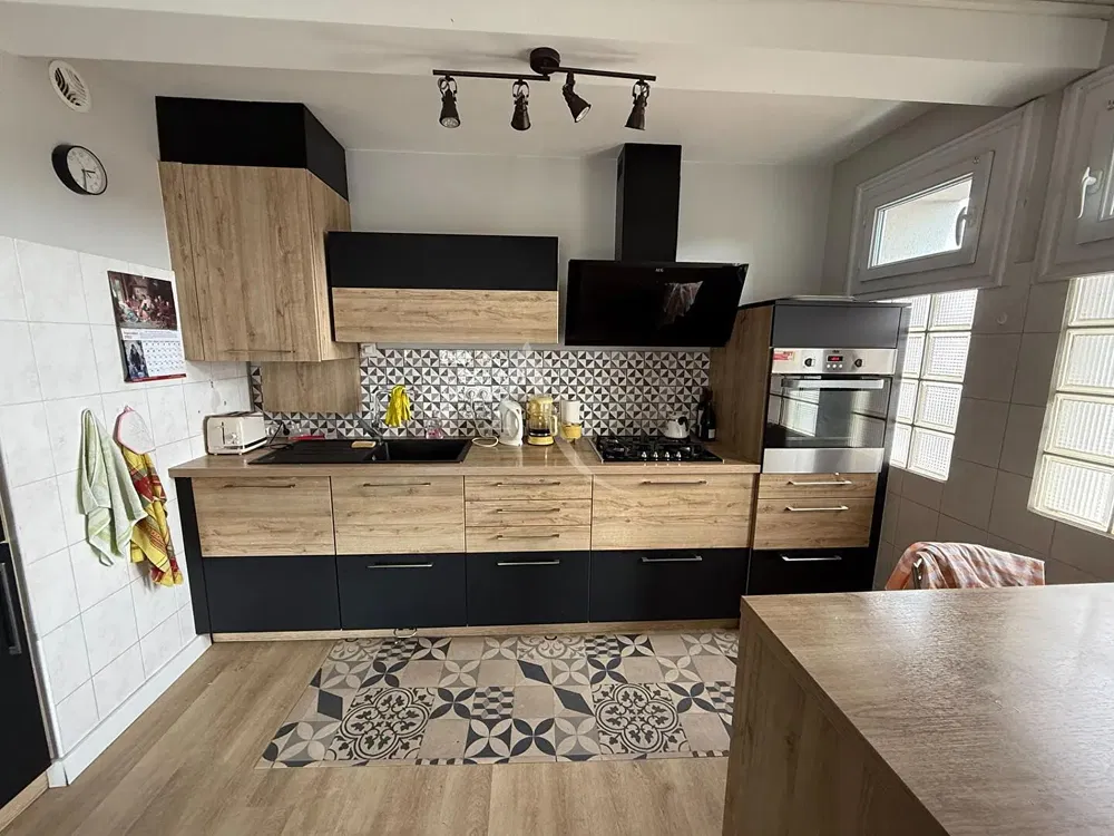 Salon; podłoga drewniana, światło dzienne, styl nowoczesny, wysokie sufity