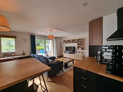 Salon; parquet, lumière naturelle, style moderne, hauteur sous plafond