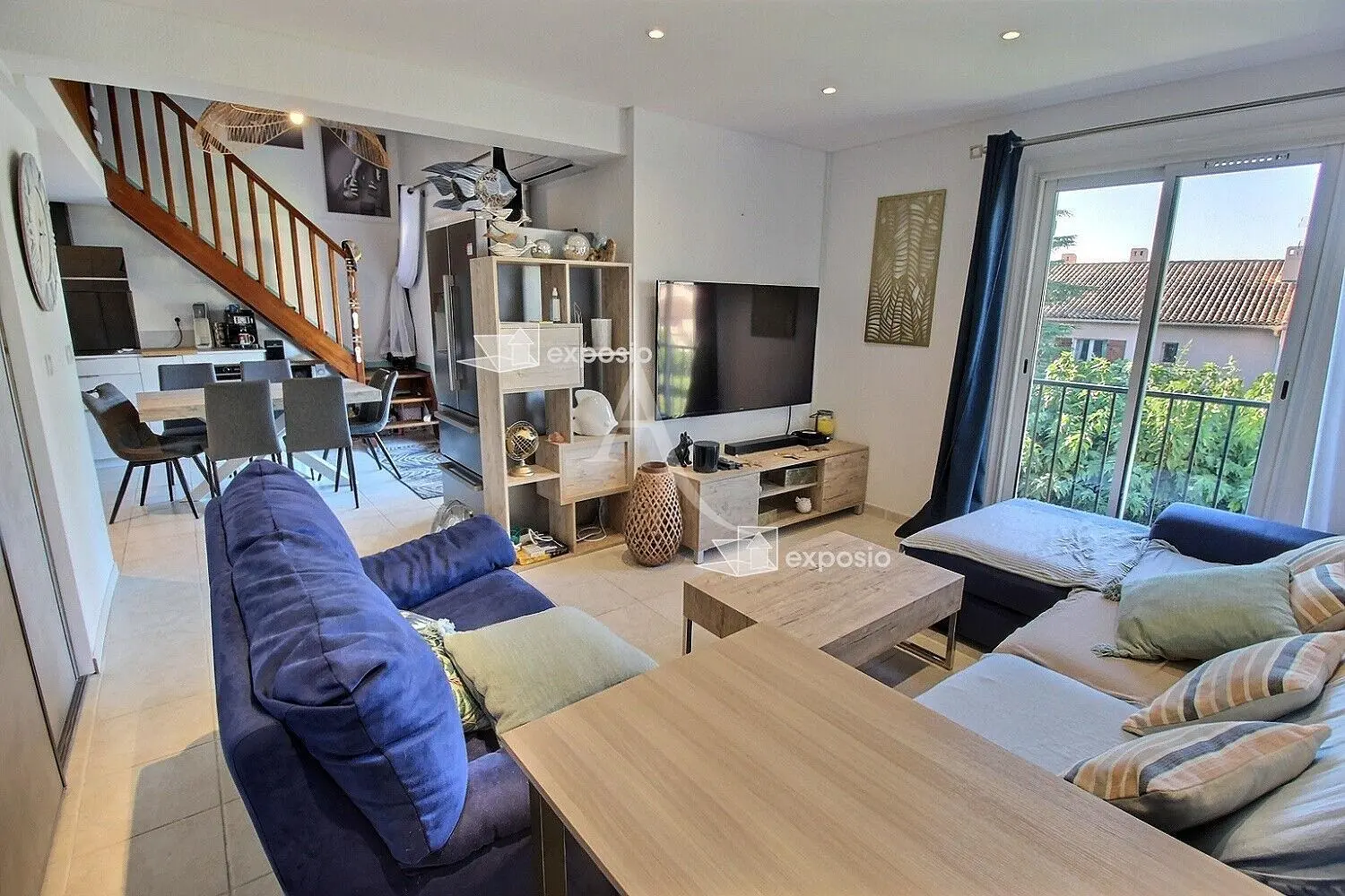 Дневна соба; дрвени под, природно светло, модерни стил, високи плафони