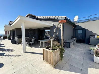 Дневна соба; дрвени под, природно светло, модерни стил, високи плафони