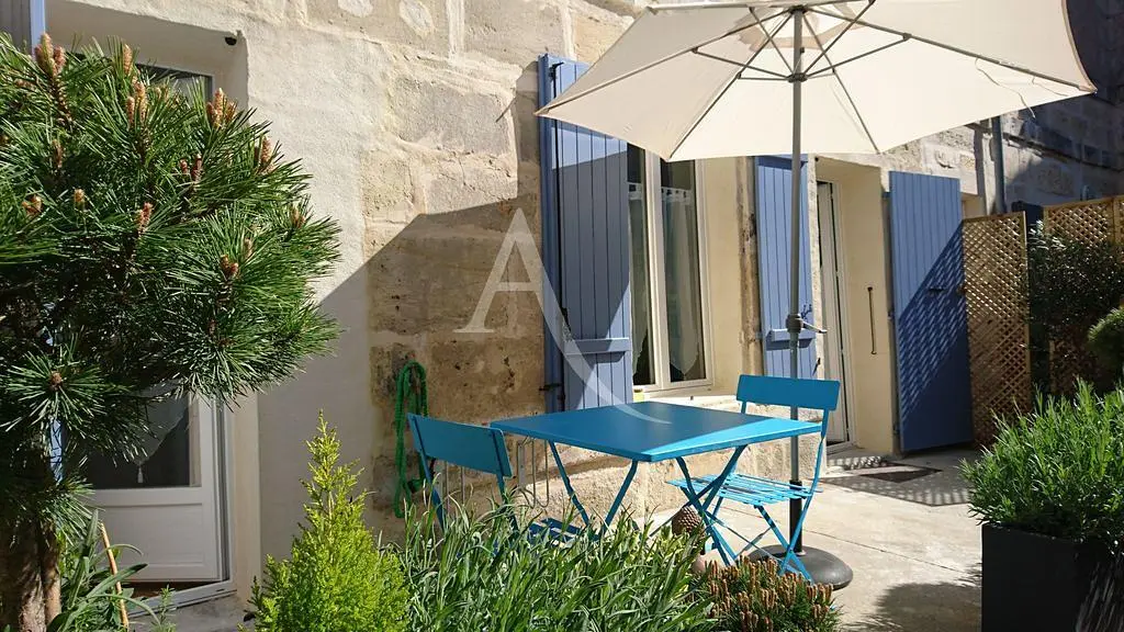 Wohnzimmer; holzboden, tageslicht, moderner stil, hohe decken