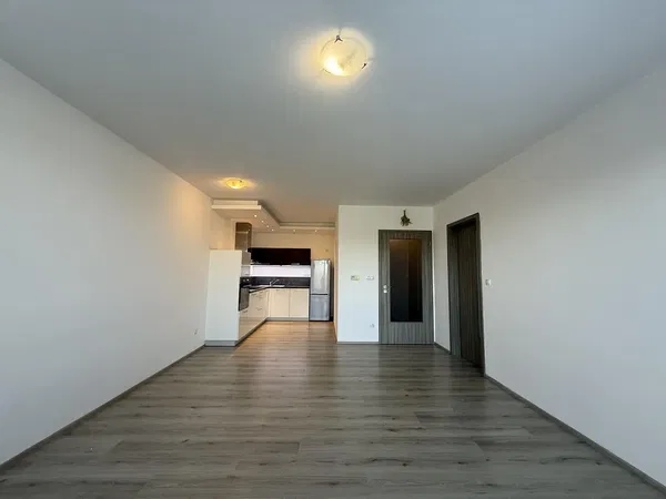 Wohnzimmer; holzboden, tageslicht, moderner stil, hohe decken