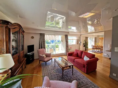 Soggiorno; pavimento in legno, luce naturale, stile moderno, soffitti alti