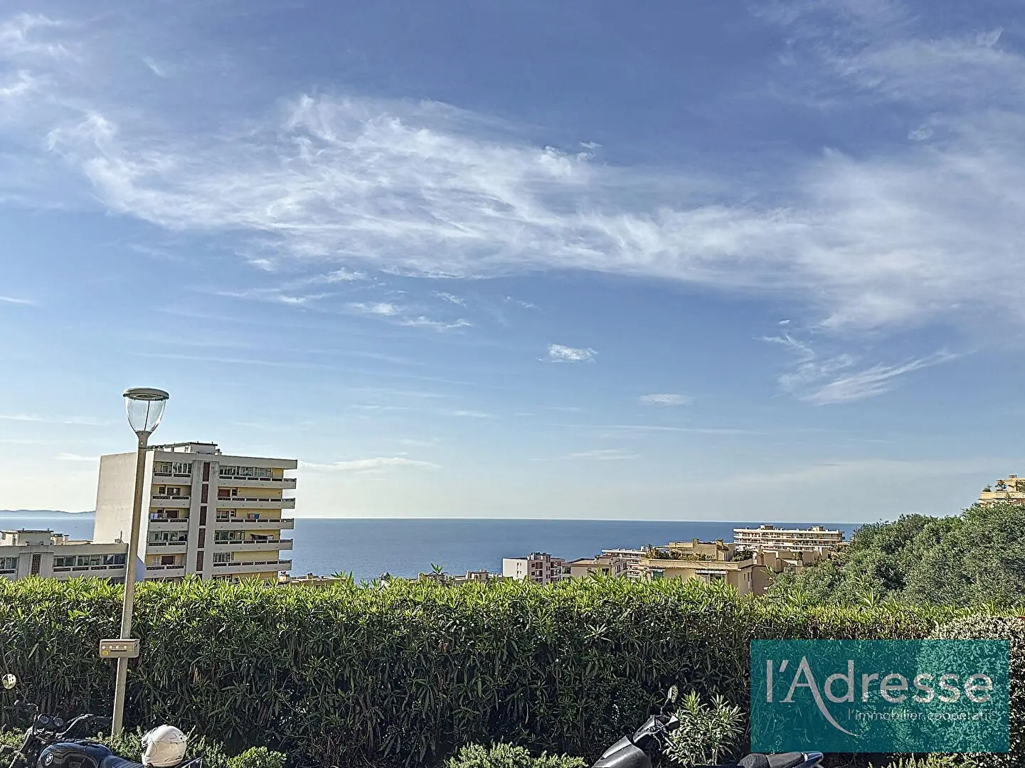 Salon; parquet, lumière naturelle, style moderne, hauteur sous plafond