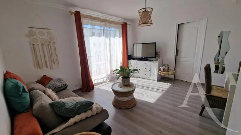 Dnevna soba; drveni pod, prirodno svjetlo, moderni stil, visoki plafoni