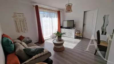 Dnevna soba; drveni pod, prirodno svjetlo, moderni stil, visoki plafoni