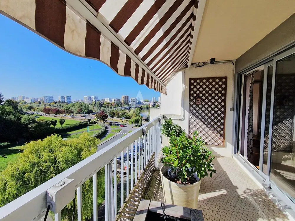 Soggiorno; pavimento in legno, luce naturale, stile moderno, soffitti alti