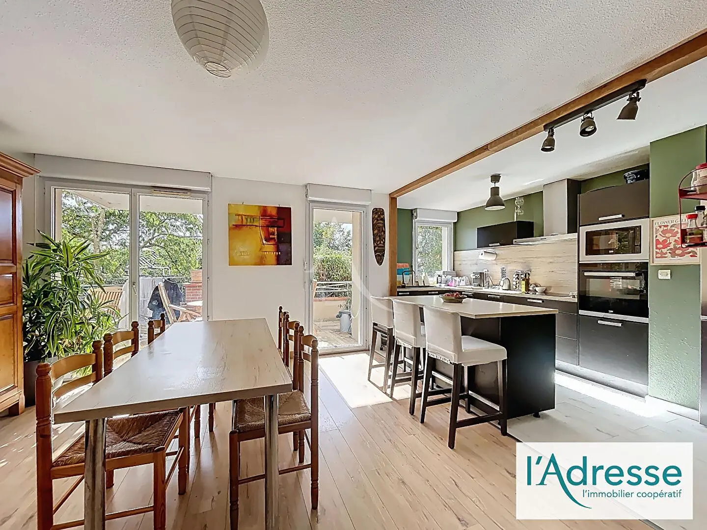 Dnevni boravak; drveni pod, prirodna svjetlost, moderan stil, visoki stropovi