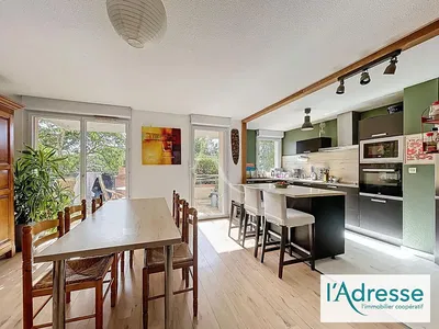 Dnevni boravak; drveni pod, prirodna svjetlost, moderan stil, visoki stropovi