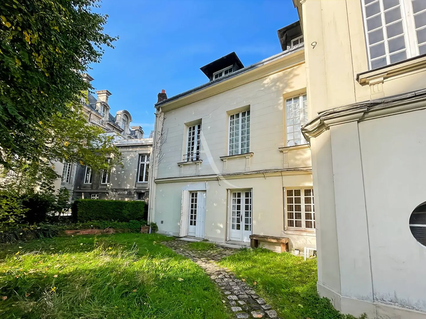 Kuchyňa; kuchynské spotrebiče, drevená podlaha, prirodzené svetlo, moderný štýl, po rekonštrukcii