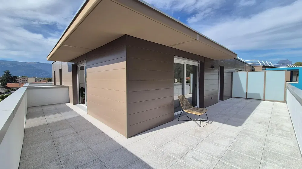 Soggiorno; pavimento in legno, luce naturale, stile moderno, soffitti alti