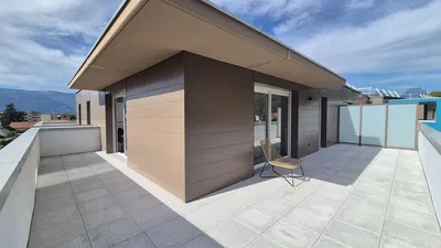 Soggiorno; pavimento in legno, luce naturale, stile moderno, soffitti alti