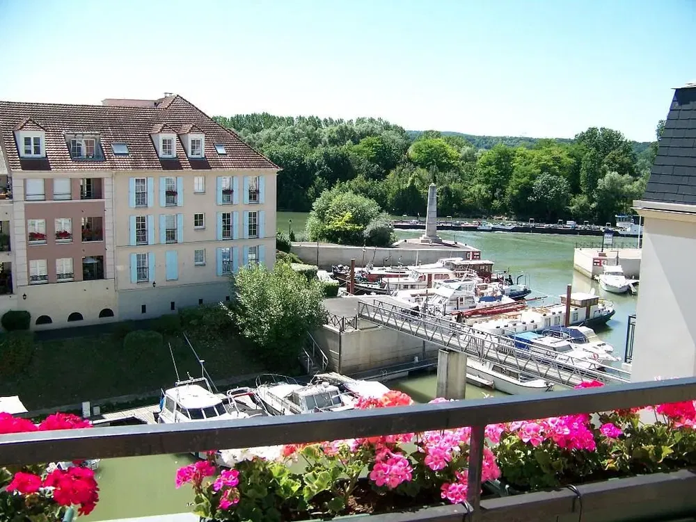 Mutfak; mutfak aletleri, ahşap zemin, doğal ışık, modern stil, tadilatlı