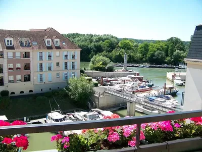 Cucina; elettrodomestici, pavimento in legno, luce naturale, stile moderno, ristrutturato