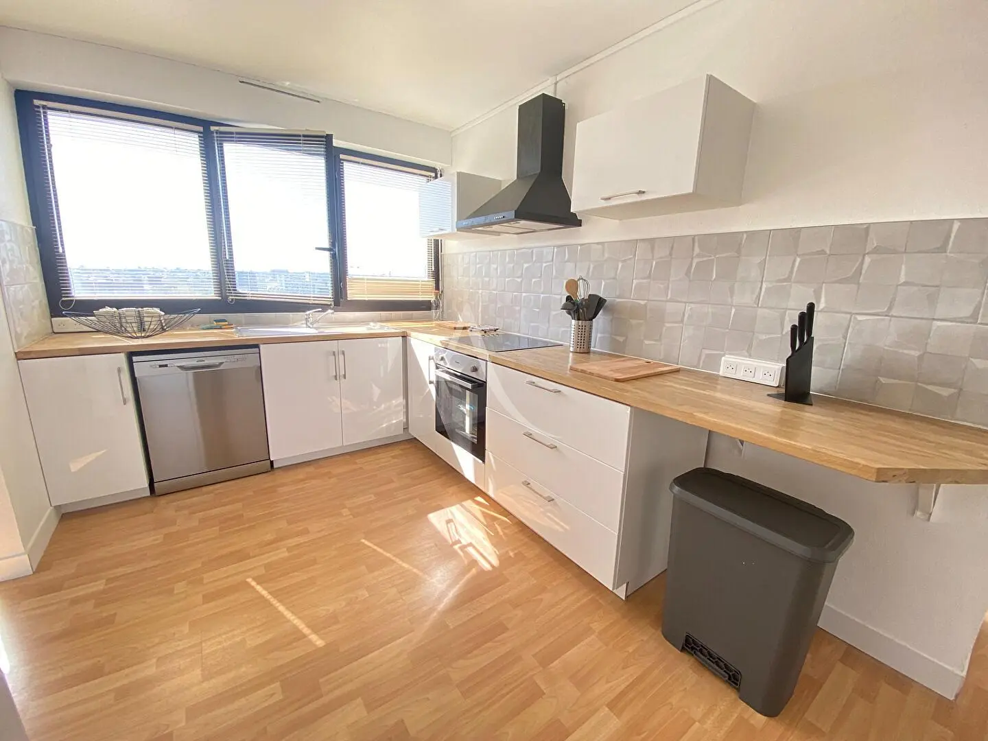 Soggiorno; pavimento in legno, luce naturale, stile moderno, soffitti alti