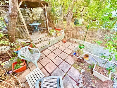 Salon; parquet, lumière naturelle, style moderne, hauteur sous plafond