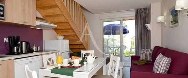 Soggiorno; pavimento in legno, luce naturale, stile moderno, soffitti alti