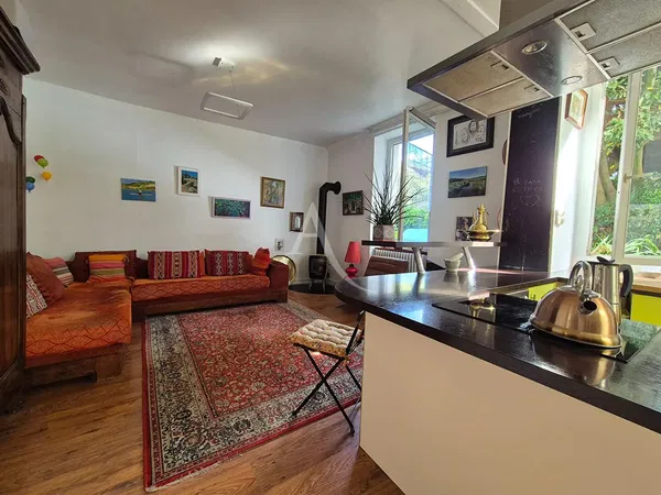 Living room; wood floor, natural light, modern style, high ceiling
