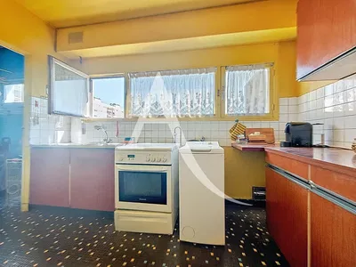 غرفة معيشة; أرضية خشبية, ضوء طبيعي, أسلوب عصري, أسقف عالية