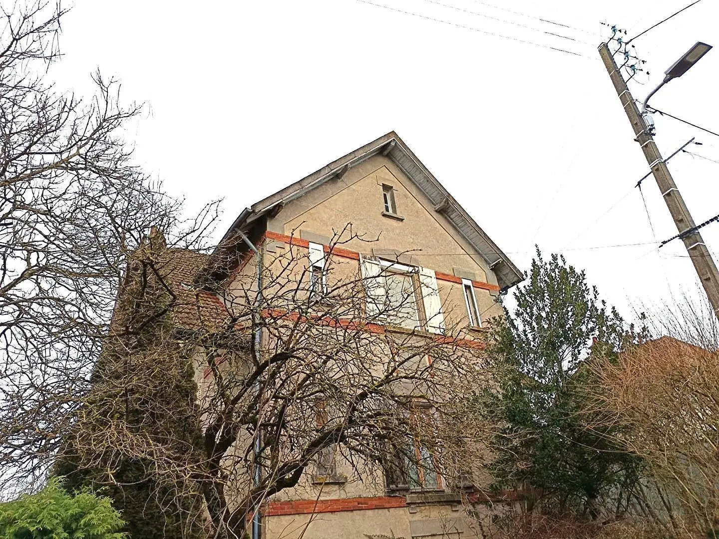 Obývačka; drevená podlaha, prirodzené svetlo, moderný štýl, vysoké stropy