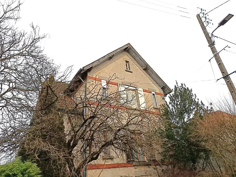 Obývačka; drevená podlaha, prirodzené svetlo, moderný štýl, vysoké stropy